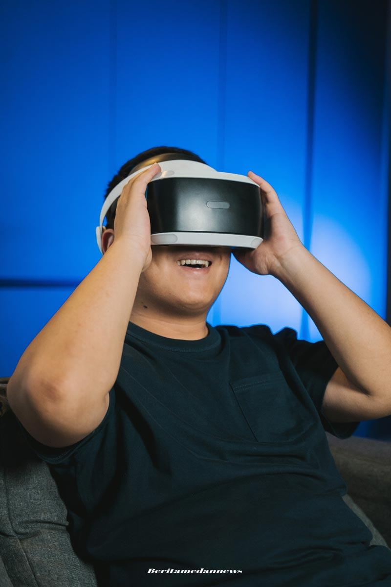 Players can move around in a virtual environment, interacting with objects and characters in a way that feels incredibly natural.