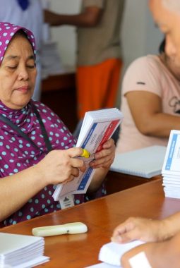 Foto: Pelipatan Surat Suara Pemilu 2024 di KPU Jakarta Utara