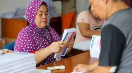 Sejumlah pekerja menyortir dan melipat surat suara pasangan calon Presiden dan Wakil Presiden untuk Pemilu 2024 di Kantor Komisi Pemilihan Umum (KPU), Jakarta Utara,