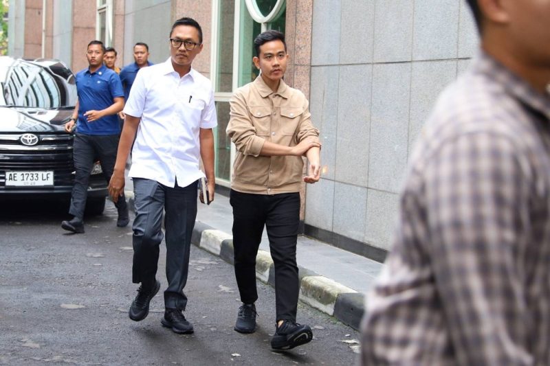 Pemanggilan ini terkait kegiatan Gibran dan BlueSquad jalan sehat dan membagikan susu di CFD Bundaran HI tanpa atribut partai