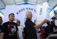 Capres nomor urut 3 Ganjar Pranowo menghadiri peluncuran gerakan menyablon kaus gratis oleh Sekretariat Bersama (Sekber) Relawan Ganjar-Mahfud di Jalan Adi Sucipto, Colomadu, Karanganyar
