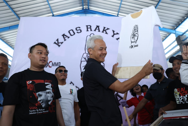 Capres nomor urut 3 Ganjar Pranowo menghadiri peluncuran gerakan menyablon kaus gratis oleh Sekretariat Bersama (Sekber) Relawan Ganjar-Mahfud di Jalan Adi Sucipto, Colomadu, Karanganyar