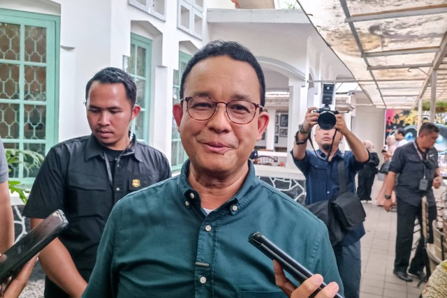 Capres nomor urut 01 Anies Baswedan saat di Legend Coffee ,Yogyakarta