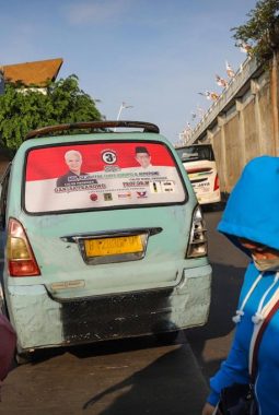 Foto: Ragam Alat Peraga Kampanye di Angkutan Umum Jelang Pemilu