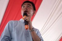 Calon wakil presiden nomor urut 2 Gibran Rakabuming Raka berdialog dengan warga saat agenda kampanye Gibran Mendengar di Desa Gilirejo Baru, Miri, Sragen, Jawa Tengah