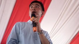 Calon wakil presiden nomor urut 2 Gibran Rakabuming Raka berdialog dengan warga saat agenda kampanye Gibran Mendengar di Desa Gilirejo Baru, Miri, Sragen, Jawa Tengah