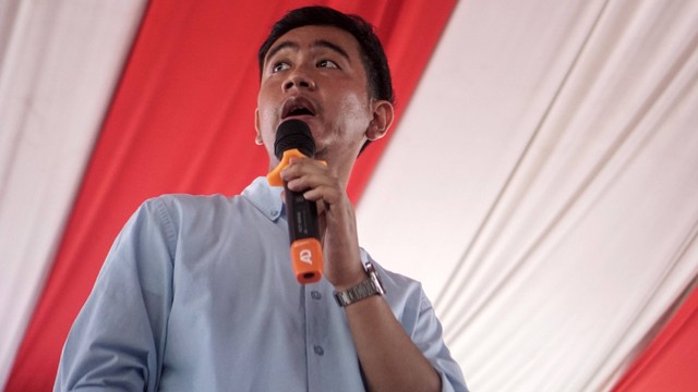 Calon wakil presiden nomor urut 2 Gibran Rakabuming Raka berdialog dengan warga saat agenda kampanye Gibran Mendengar di Desa Gilirejo Baru, Miri, Sragen, Jawa Tengah