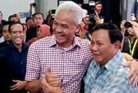 Prabowo Subianto berpelukan dengan Ganjar Pranowo saat bertemu di acara Belajaraya 2023 Pos Bloc, di Jakarta Pusat, Sabtu (29/7/2023)