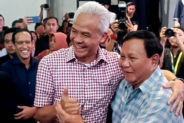 Prabowo Subianto berpelukan dengan Ganjar Pranowo saat bertemu di acara Belajaraya 2023 Pos Bloc, di Jakarta Pusat, Sabtu (29/7/2023)