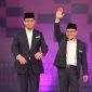 Calon presiden-wakil presiden nomor urut 1 Anies Baswedan-Muhaimin Iskandar memasuki ruangan untuk mengikuti debat kedua calon wakil presiden Pemilu 2024 di JCC, Jakarta, Jumat (22/12/2023)