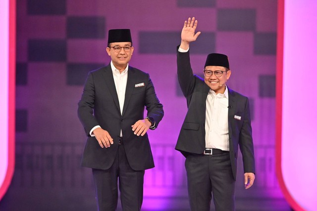 Calon presiden-wakil presiden nomor urut 1 Anies Baswedan-Muhaimin Iskandar memasuki ruangan untuk mengikuti debat kedua calon wakil presiden Pemilu 2024 di JCC, Jakarta, Jumat (22/12/2023)