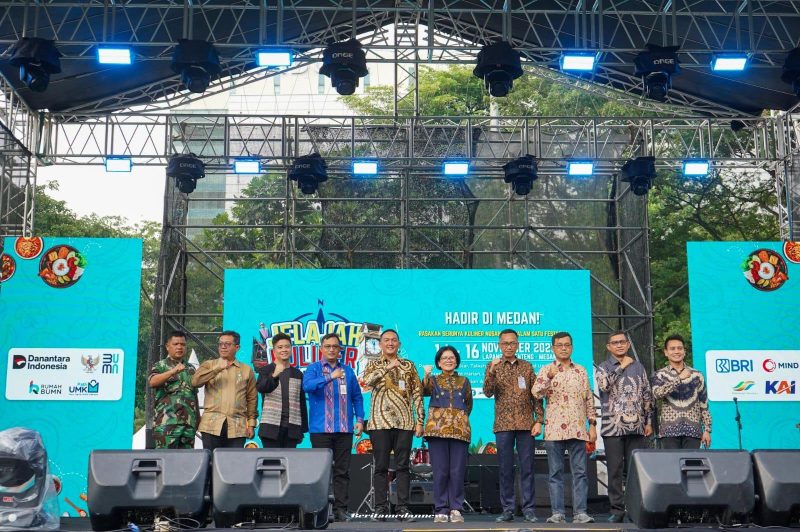 Photo Bersama Pada  Acara Jelajah Kuliner Indonesia 2025 yang di Gelar di Lapangan Benteng Medan