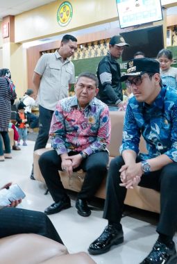 Tinjau Disdukcapil, Rico Waas Instruksikan Layanan Jemput Bola untuk Korban Banjir