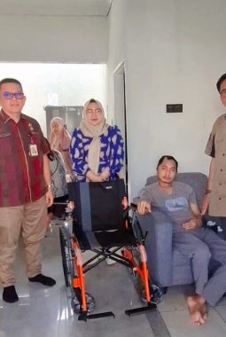 Respons Cepat Wali Kota Medan, Ari Prasetyo Terima Bantuan Kursi Roda